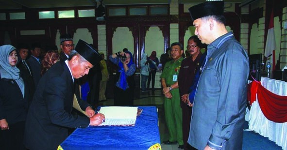 Ketika Walikota Jambi, H Syarif Fasha, melantik beberapa Kepala Sekolah.